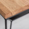 détail des bords de la table basse en bois moderne