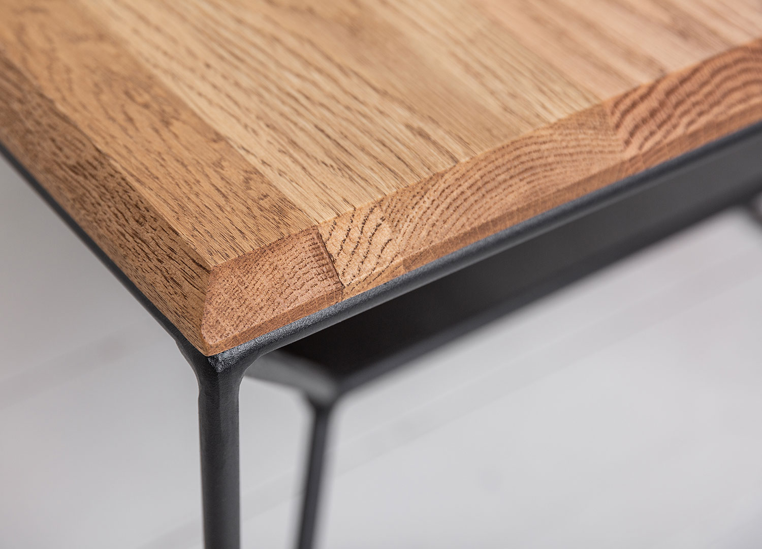 détail des bords de la table basse en bois moderne