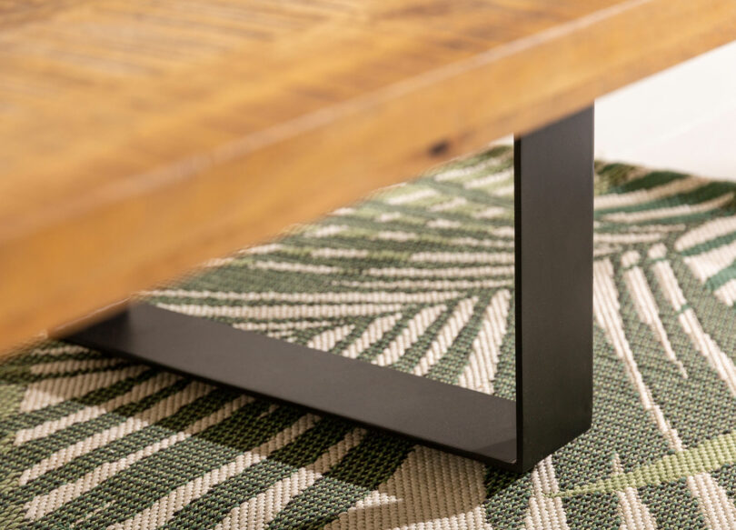 détail du piétement noir de la table basse