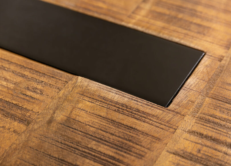 détail finition de la table basse en bois de manguier