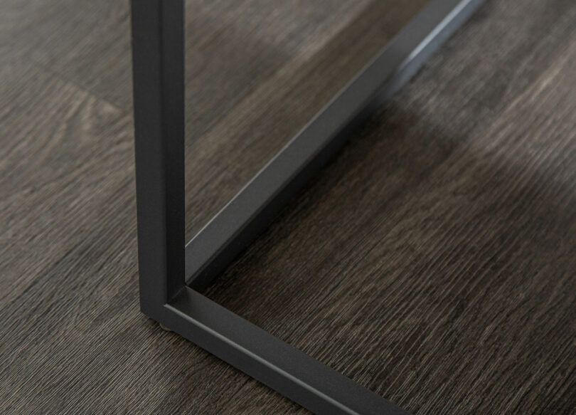 détail du piétement de la table basse moderne