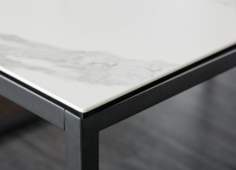 qualité et détail du plateau de la table basse moderne