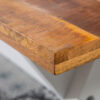 détail et finition du plateau du banc en bois massif style shabby chic