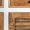 détail des portes du buffet en bois massif