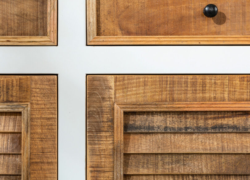 détail des portes du buffet en bois massif
