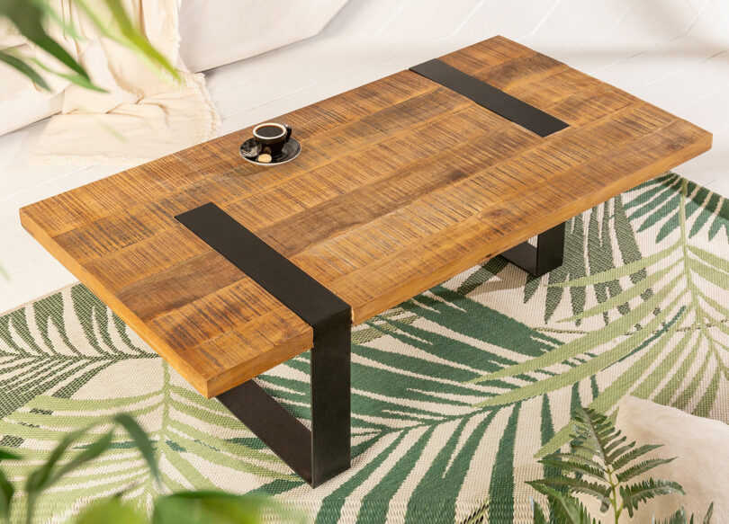 table de salon moderne et design en bois massif et piétement noir