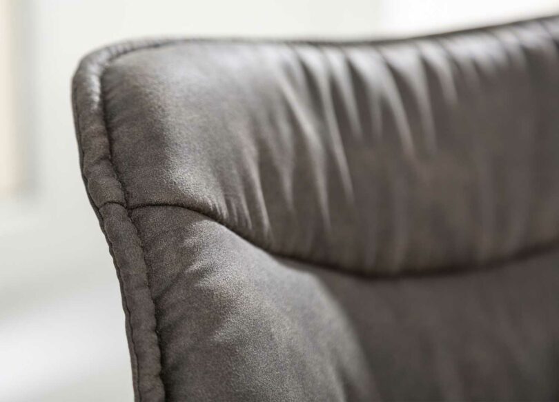 zoom sur la qualité des chaises hautes de bar tissu gris