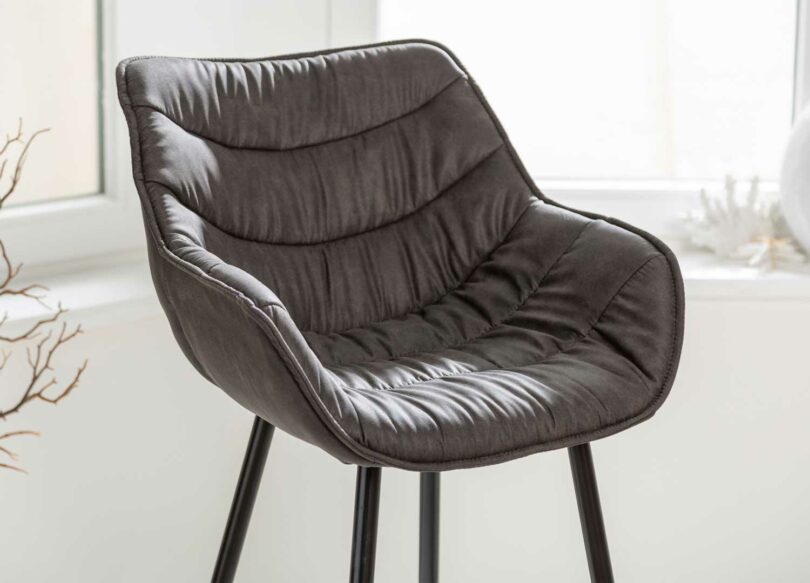 zoom sur la qualité des chaises hautes de bar tissu gris