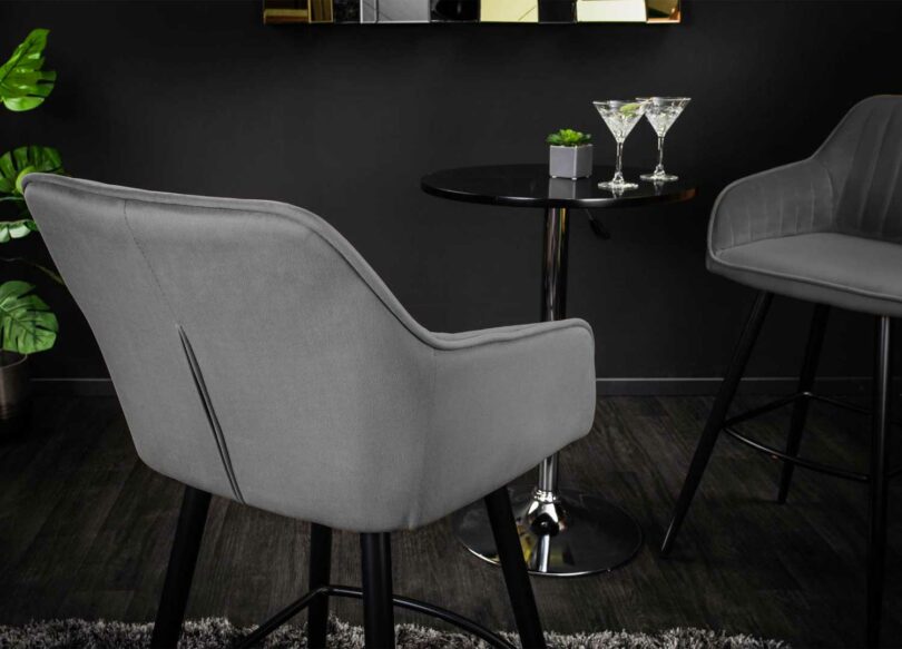 zoom sur les détails des chaises de bar hautes