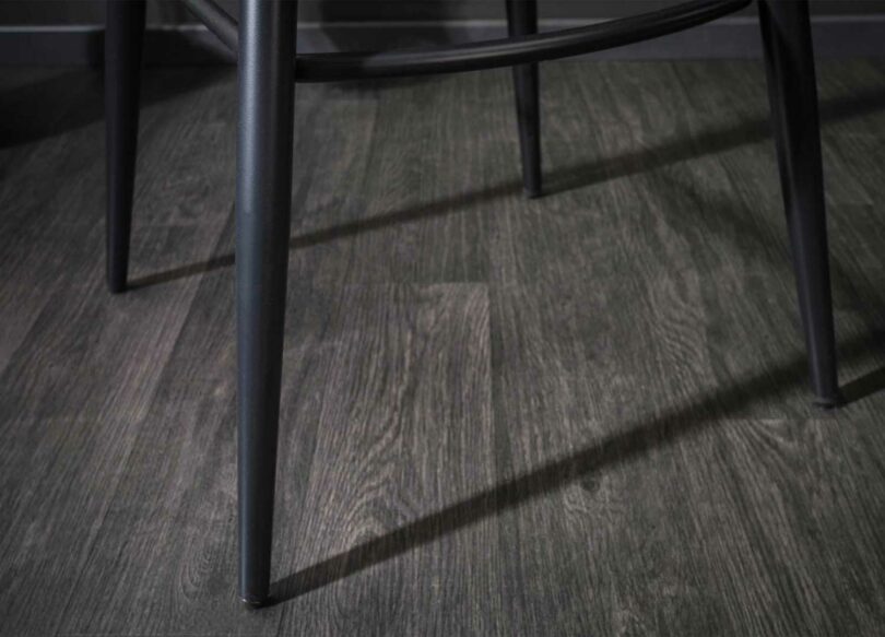 zoom sur les détails des chaises de bar hautes