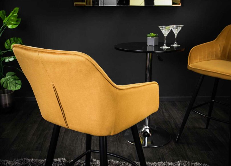 zoom sur les détails des chaises de bar hautes en velours