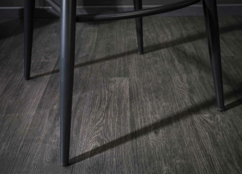 zoom sur les détails des chaises de bar hautes en velours