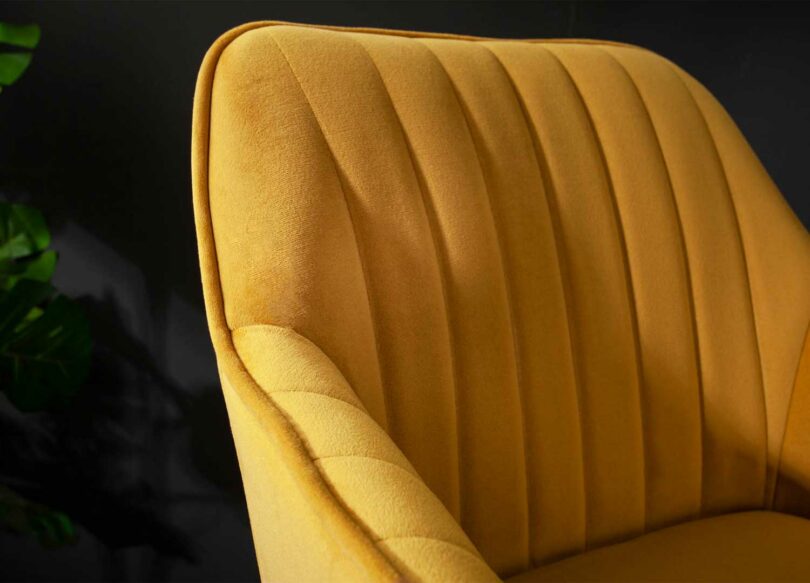 zoom sur les détails des chaises de bar hautes en velours