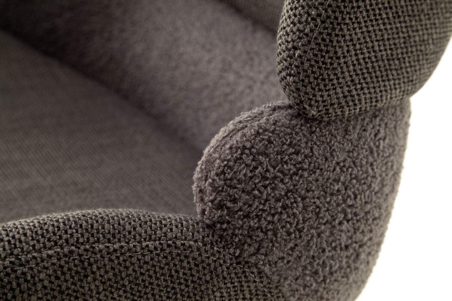 zoom sur les détails du tissu des chaises  scaled