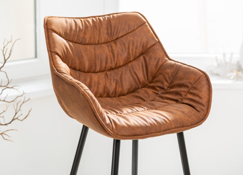 zoom sur les détails et la qualité de la chaise haute de bar