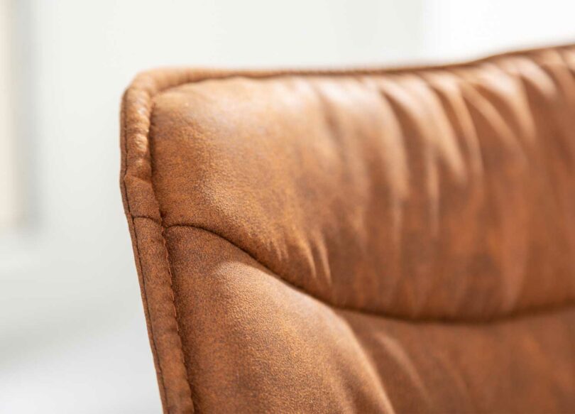zoom sur les détails et la qualité de la chaise haute de bar