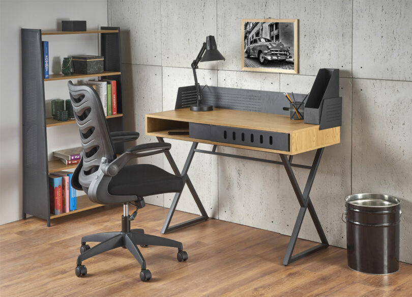 Bureau en bois et métal noir industriel
