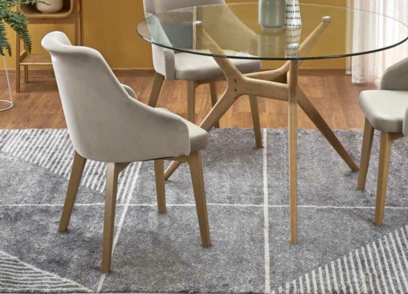 Chaise de salle à manger en tissu clair design