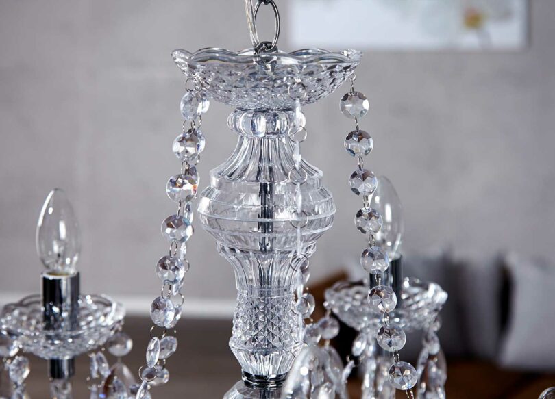 Zoom sur les strass en diamant de la lampe suspendue