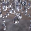 Zoom sur les strass en diamant de la lampe suspendue