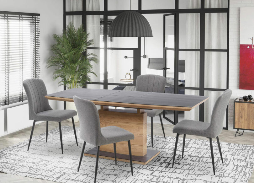 Séjour avec table de repas en bois et verre gris foncé