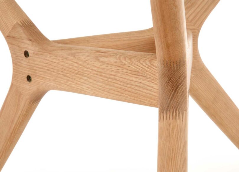 Piétement en bois massif de la table de séjour