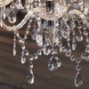 Zoom sur les strass en diamant de la lampe suspendue