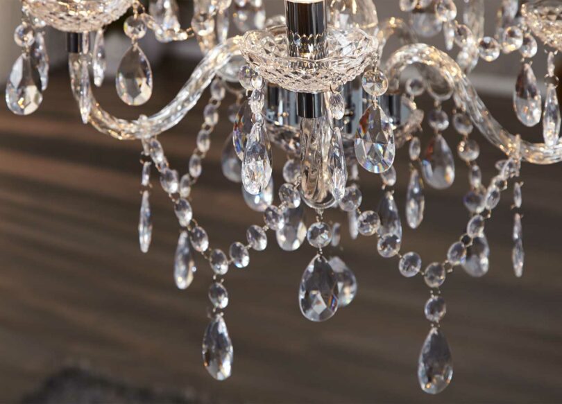 Zoom sur les strass en diamant de la lampe suspendue