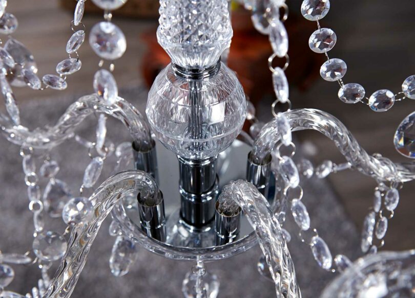 Zoom sur les strass en diamant de la lampe suspendue