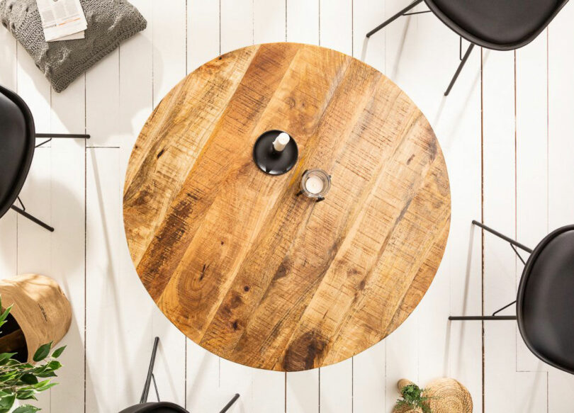 Vu de haut du plateau de la table en bois massif