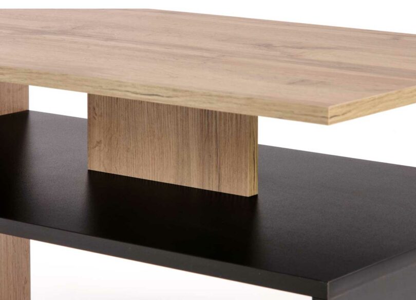 détail de la table basse pas cher noir et décor bois