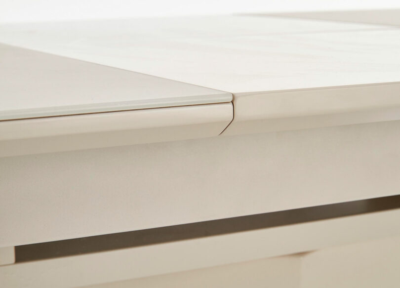 détail plateau de la table de repas extensible