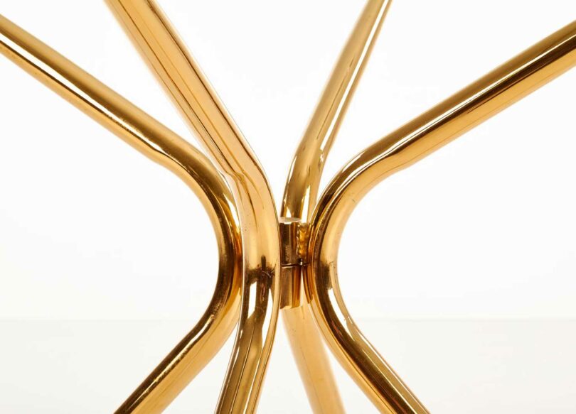 piétement doré design table de repas ronde