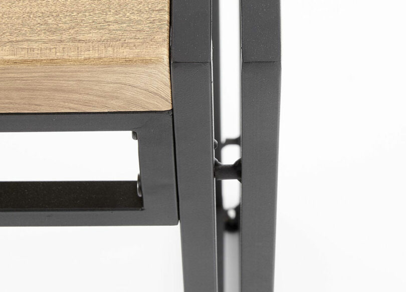 détail et finition table de repas style industriel