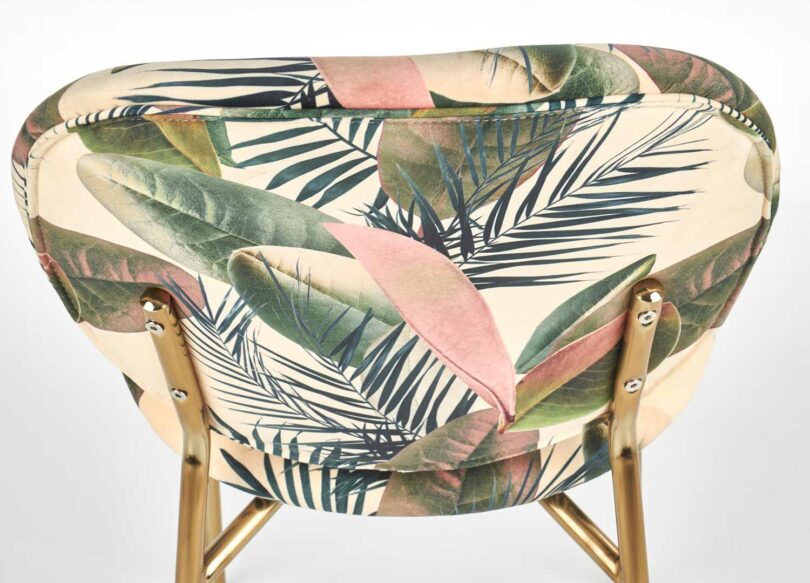 détail de la chaise de salon moderne coloré