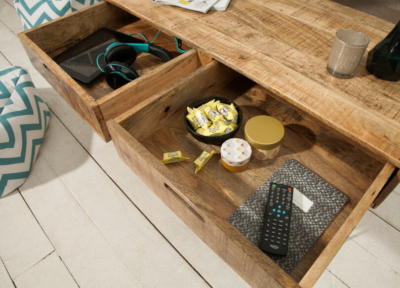 zoom sur les détails de la table basse en bois