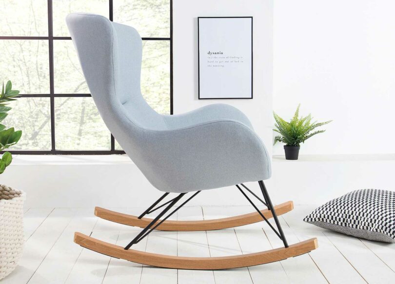 Vue de côté de la chaise en tissu bleu clair