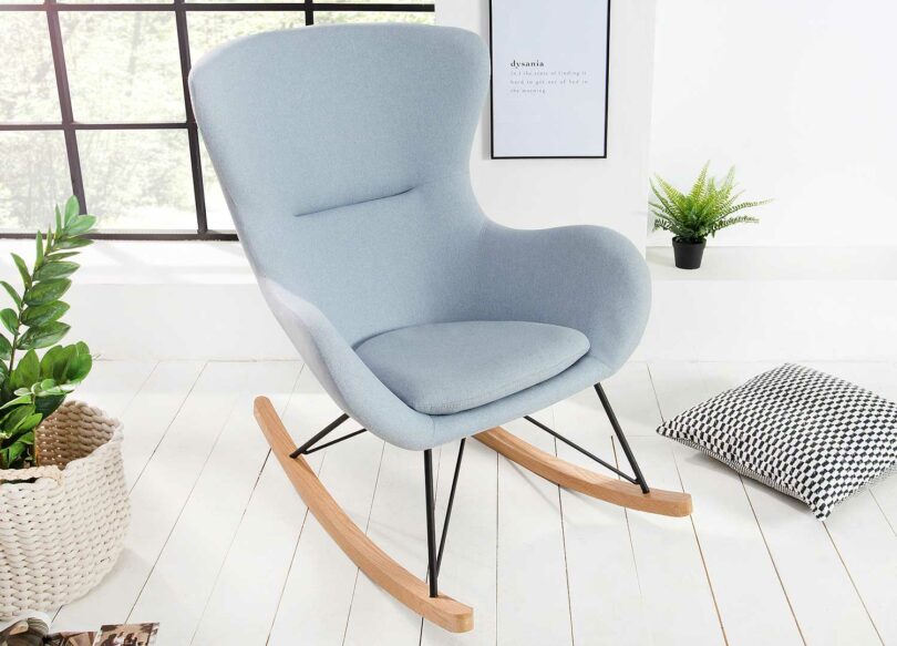 Chaise en tissu texturé bleu clair