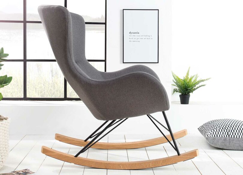 Vu de côté de la chaise relax grise