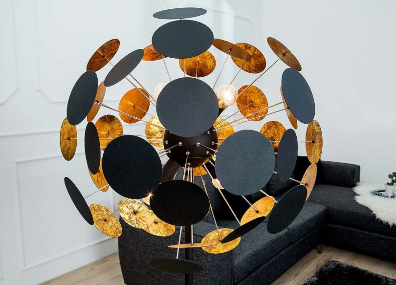 Luminaire rond en métal sur pied