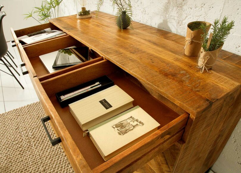 Ouverture des tiroirs du buffet