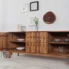 Buffet en bois ouvert