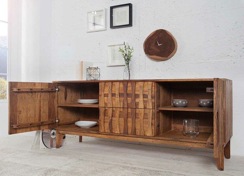Buffet en bois ouvert