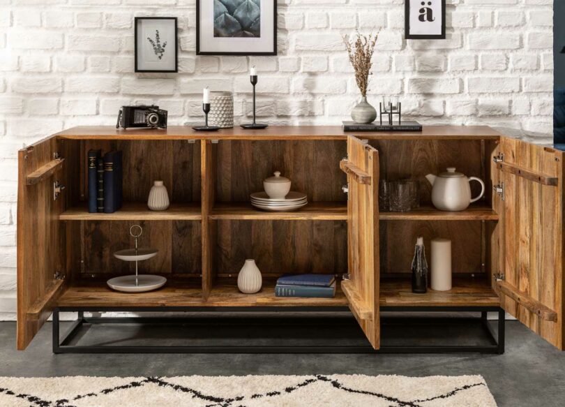 Ouverture du buffet en bois massif