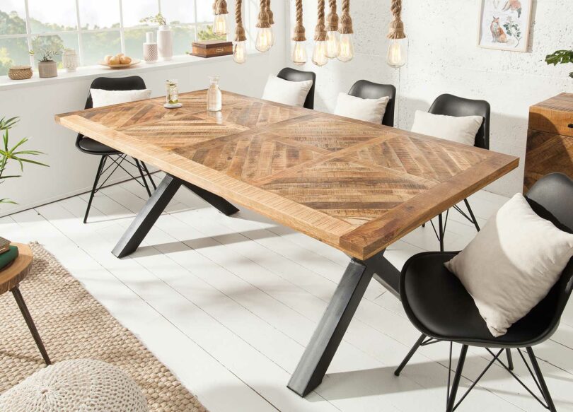 Table à manger en bois avec pieds en acier noir