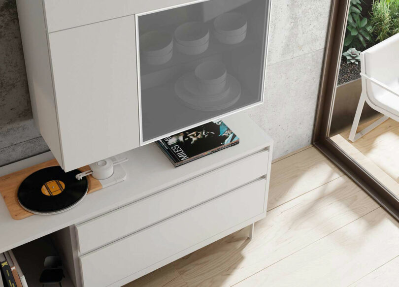Zoom sur le meuble de rangement mural blanc