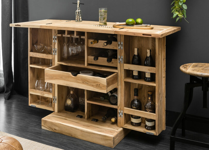 bar en bois massif avec rangement à verre et bouteille