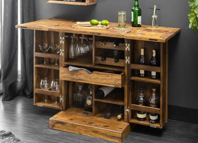détail du bar en bois pour bouteilles et verres