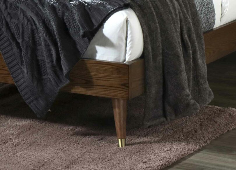 piétement du lit doré et noyer