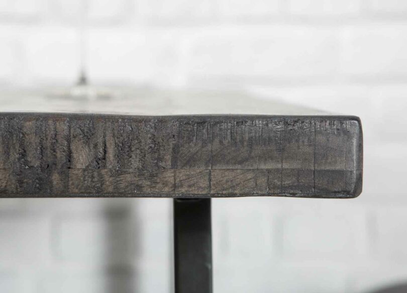 qualité du plateau en bois massif de la table de bar